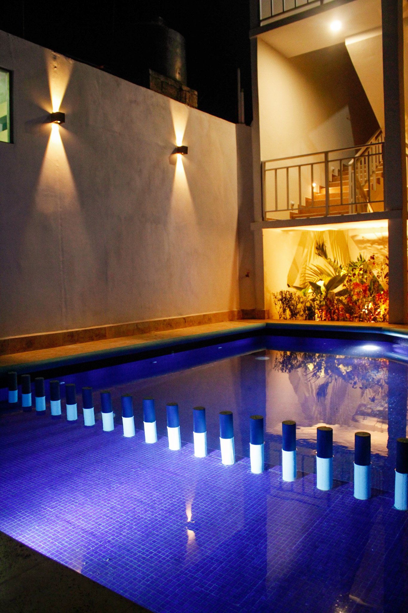 Piscina iluminada de noche